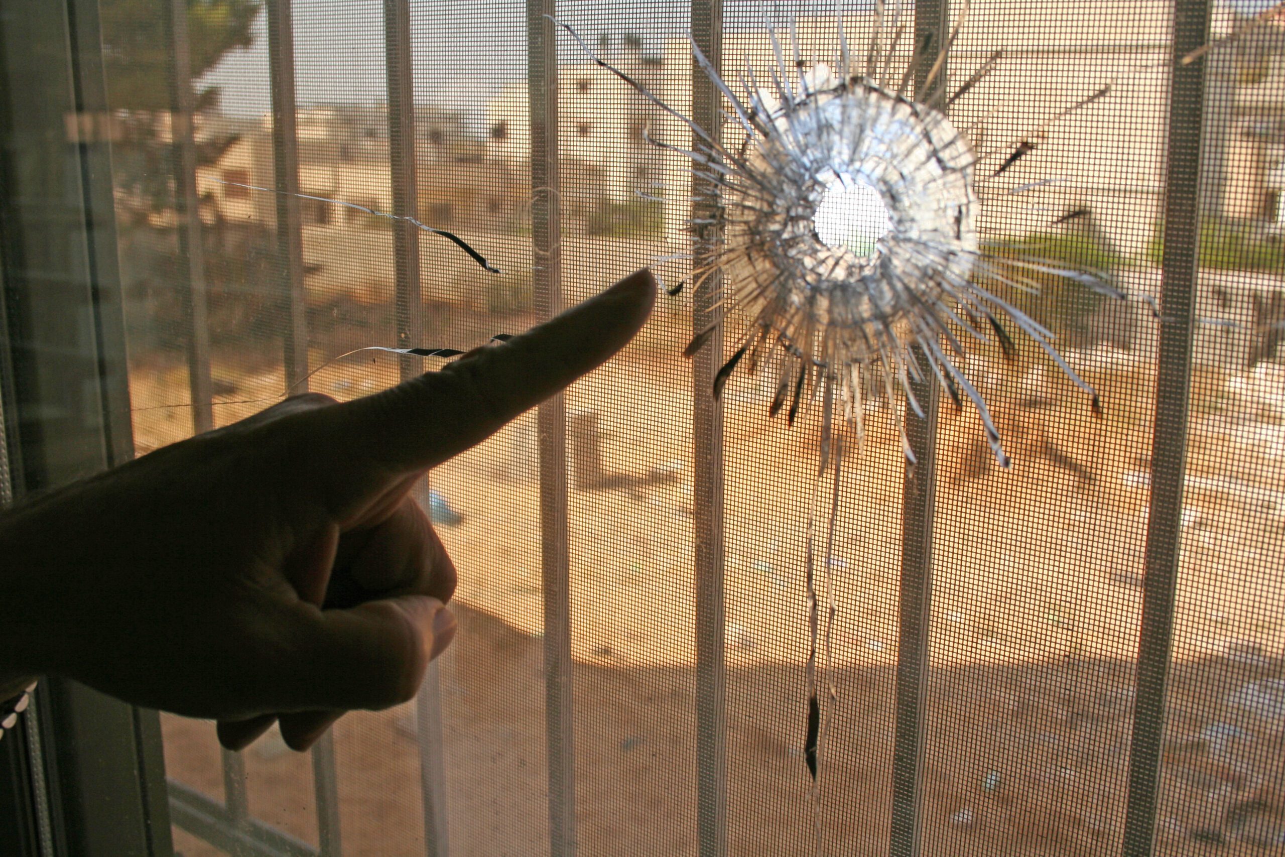 Famílias cristãs não dormem há dois dias por causa dos bombardeios. Na foto, de 2006, uma igreja Batista em Gaza foi atacada durante tiroteiro do Hamas
Crédito: Portas Abertas