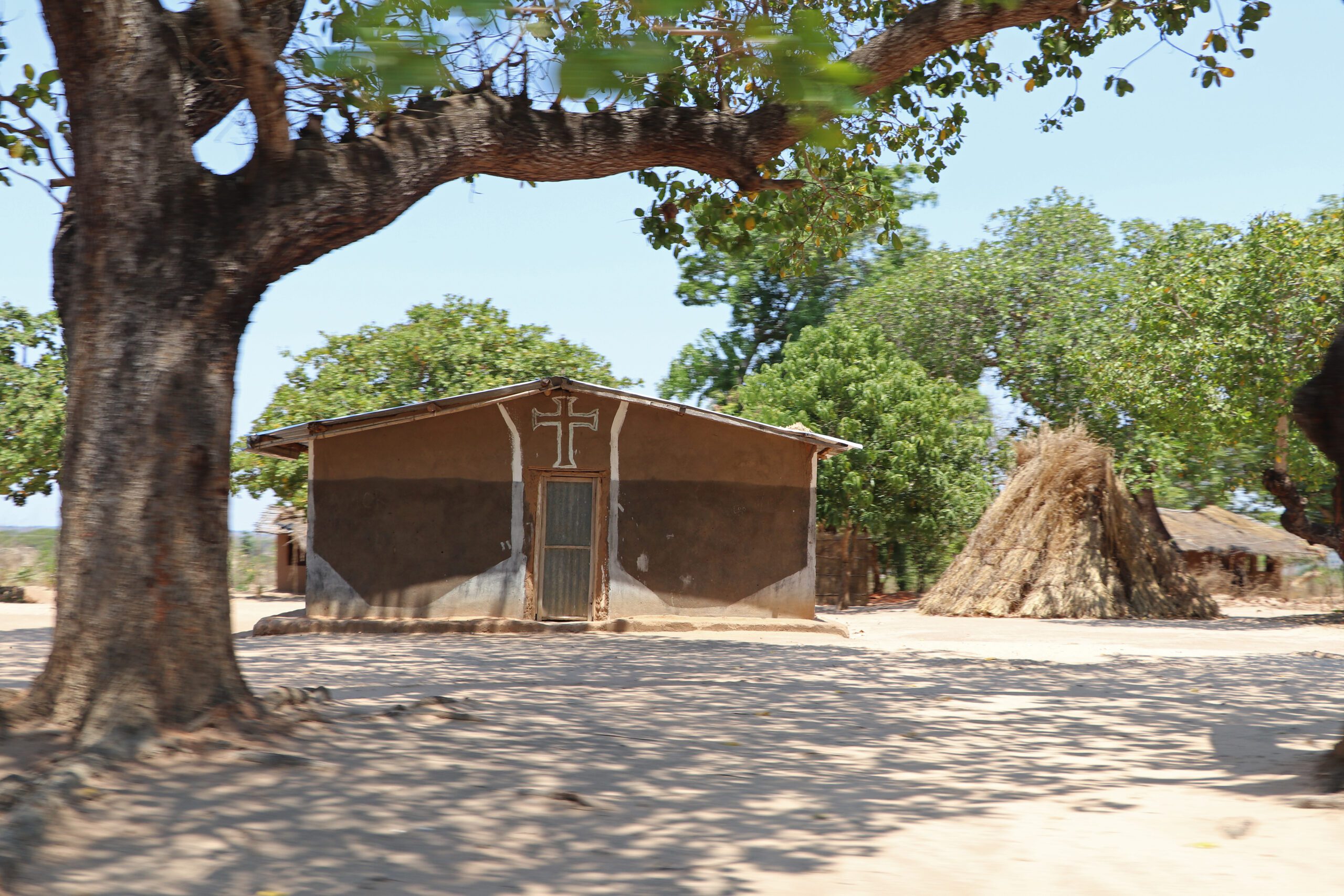 Igreja em vila em Moçambique. Radicais islâmicos atacam igrejas moçambicanas, deixando um grande número de feridos, mortos e deslocados Crédito: Portas Abertas